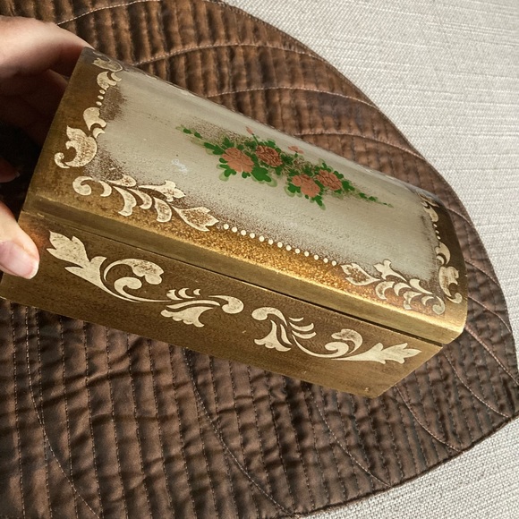 RARE Musical Florentine Jewelry Box, Handpainted, Gold, Floral, Pink Flowers - Picture 3 of 10